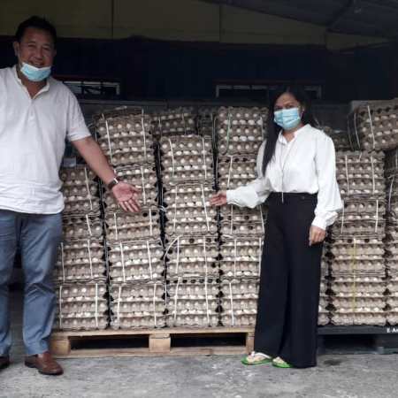 Fadzil (kiri) dan Rosalind menunjukkan 500 tray telur yang akan diagihkan kepada penduduk di lima kampung di Dun Kundasang.