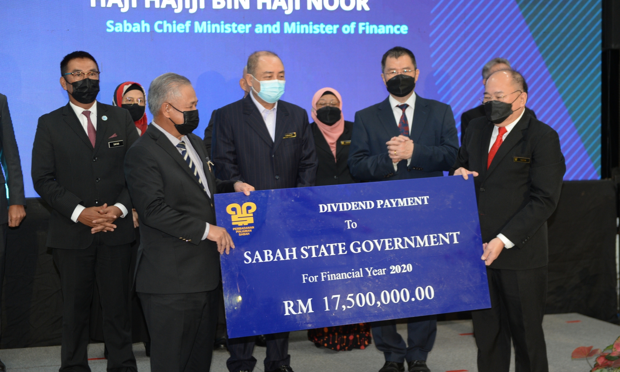 Ketua Menteri Datuk Seri Panglima Haji Hajiji Haji Noor menyaksikan penyampaian bayaran dividen oleh Perbadanan Pinjaman Sabah (PPS) kepada Kerajaan Negeri.