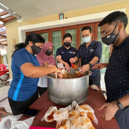 (Far Left) Datin Loges T.Mohan leading the food packing distribution for Taman Sri Muda flood victims along with Mohamad Syaifullah Jamaludin, the writer and Ganaprakash A/L Varalharajoo.
